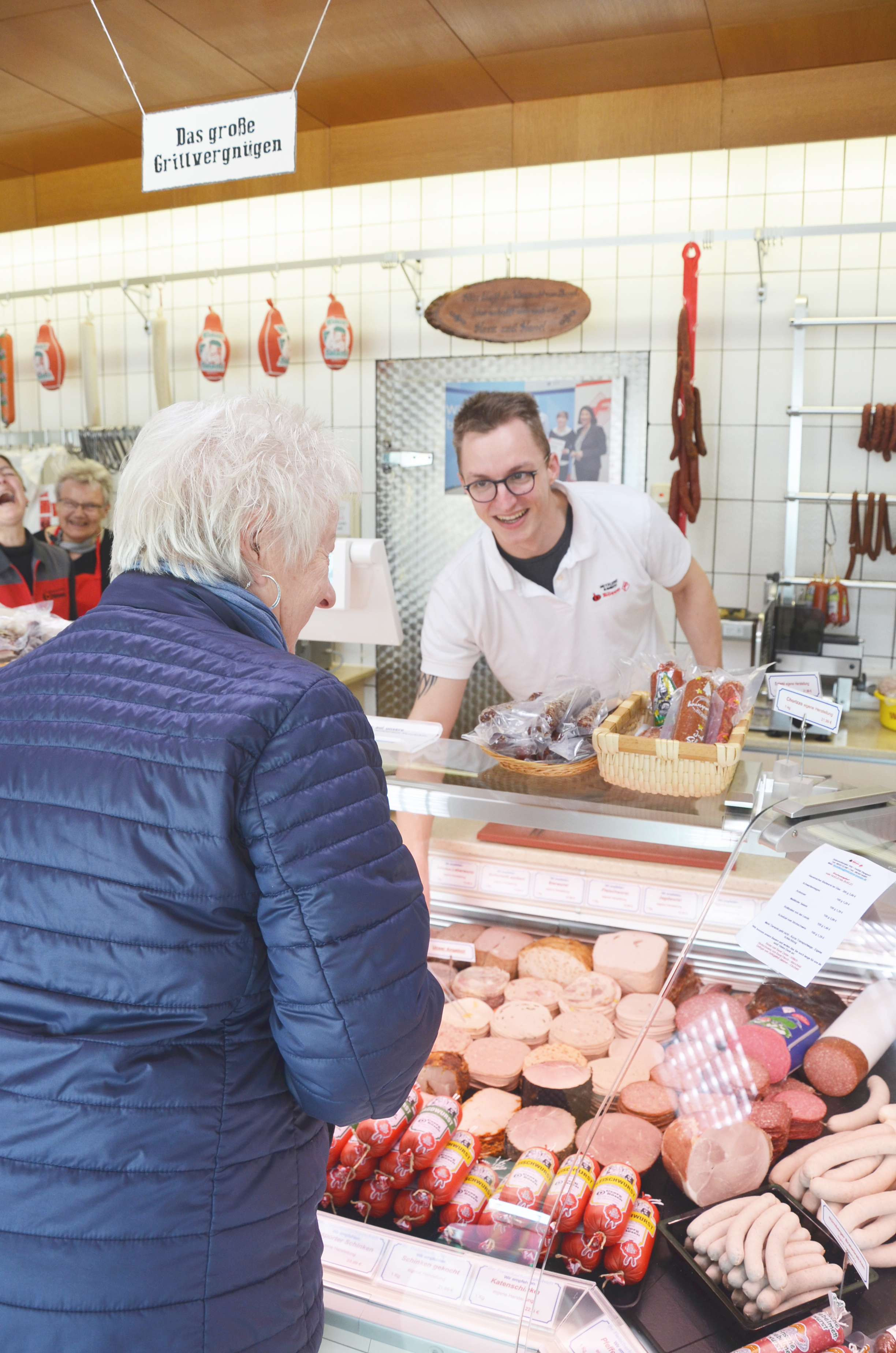 Verbraucherinnen und Verbrauchern ist heute nicht mehr alles Wurst was ihnen auf den Teller kommt. Azubi Paul Schäfer berät eine Kundin in der Metzgerei Bösen. Seine Ausbildung qualifiziert ihn zum Experten rund um das Thema Fleisch als handwerklich hergestelltes Lebensmittel. Foto: © Constanze Knaack-Schweigstill