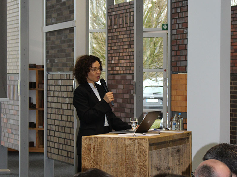 Geschäftsführerin Dr. Christina Hagemeister begrüßte die Gäste zur mittlerweile 20. Ausgabe des Klinker-Fachseminars in Nottuln. Foto: © Hagemeister GmbH und Co. KG