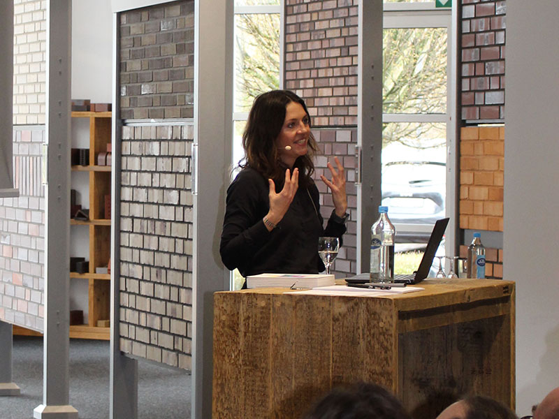 Christine Sohar, Associate bei MVRDV, erläuterte, wie die Stadt der Zukunft mit einer sinnvollen Nachverdichtung aussehen kann. Zudem gab sie Einblicke in das Projekt Fuggerei der Zukunft. Foto: © Hagemeister GmbH und Co. KG