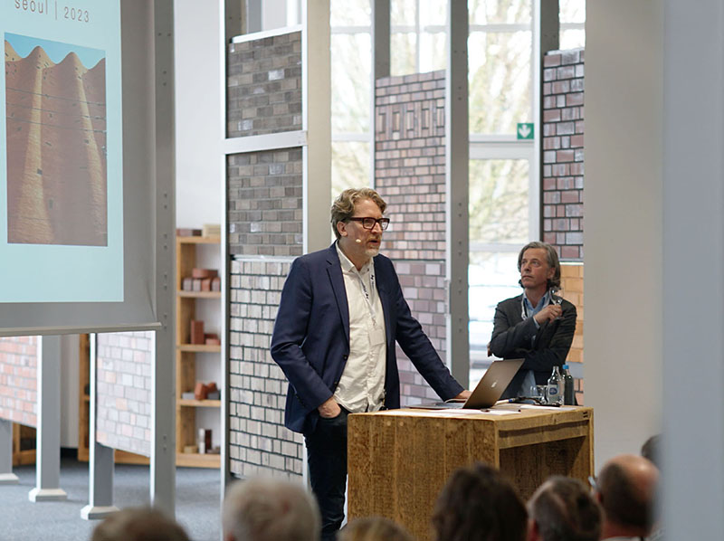 In ihrem Vortrag Parametrisches Design und traditionelles Handwerk zeigten Martin Behet (links) und Roland Bondzio (rechts) an zwei konkreten Beispielen, wie modernes und herkömmliches Entwerfen, sowie deren handwerkliche Umsetzung, vereinbar werden. Foto: © Hagemeister GmbH und Co. KG