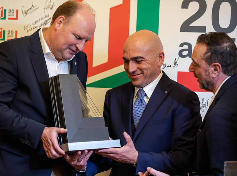 20 Jahre des gemeinsamen Erfolgs: Rehau Window Solutions beschreitet seit der Gründung von Tecnoplast einen gemeinsamen Wachstumspfad mit den italienischen Fensterprofis. Foto: © Rehau
