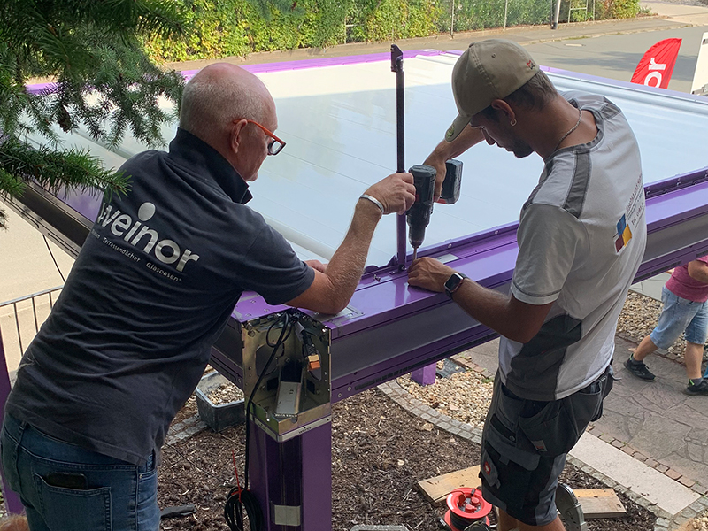 Für die effiziente Montage des neuen Lamellendaches erhalten alle Fachpartner eine präzise Anleitung durch den Schulungsleiter. Foto: © Weinor