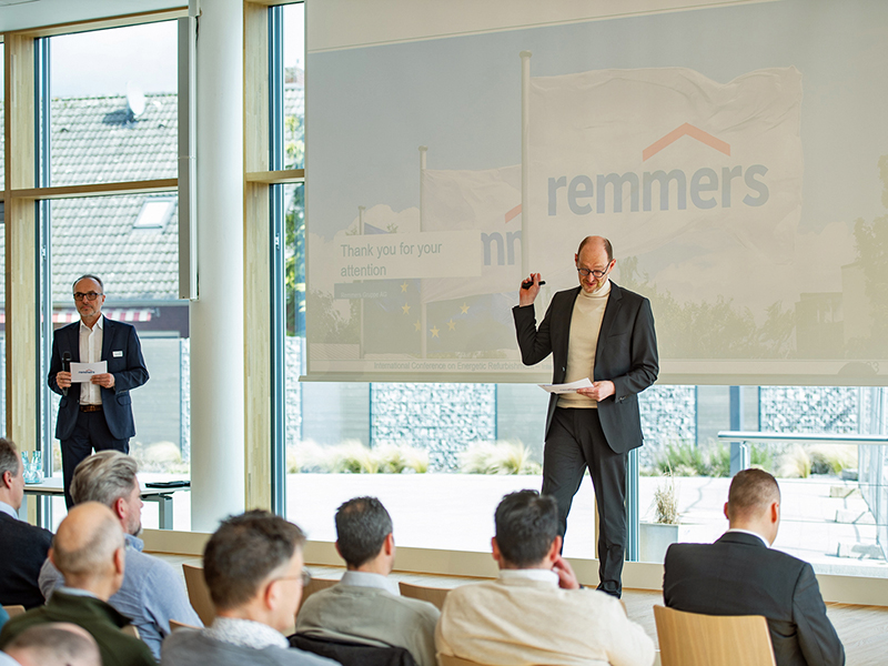 Die Moderation übernahm Jens Engel, Abteilungsleiter Produktmanagement Bautenschutz bei Remmers. Foto: © Christian Stallknecht, Remmers Gruppe