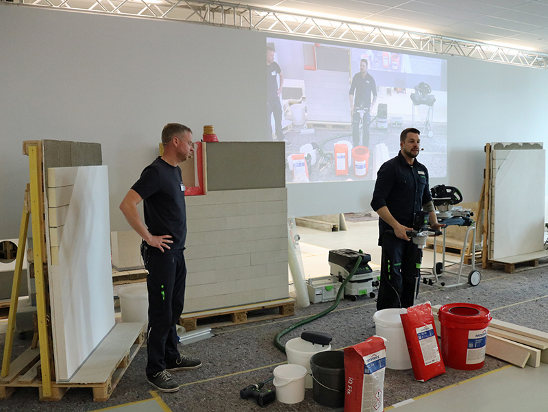 In Praxisvorführungen zeigten Experten u.a. technisch ausgereifte Systemlösungen für die Innendämmung wie iQ-Therm 2.0. Foto: © Christian Stallknecht, Remmers Gruppe