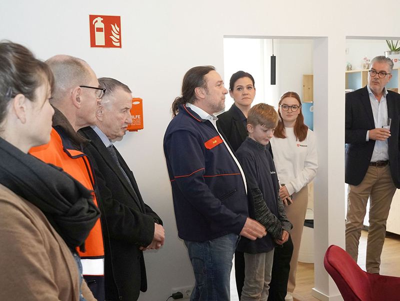 Nach einem Rundgang durch die Räume des Traumazentrums informierten die Mitarbeiter des Malteser Hilfsdienstes über die Situation in Gemünd unmittelbar nach dem Hochwasser, ihre Initiative zu dem Traumazentrum und ihre pädagogische, traumatherapeutische und soziale Arbeit mit den Kindern und Jugendlichen des Ortes. Foto: © VFF