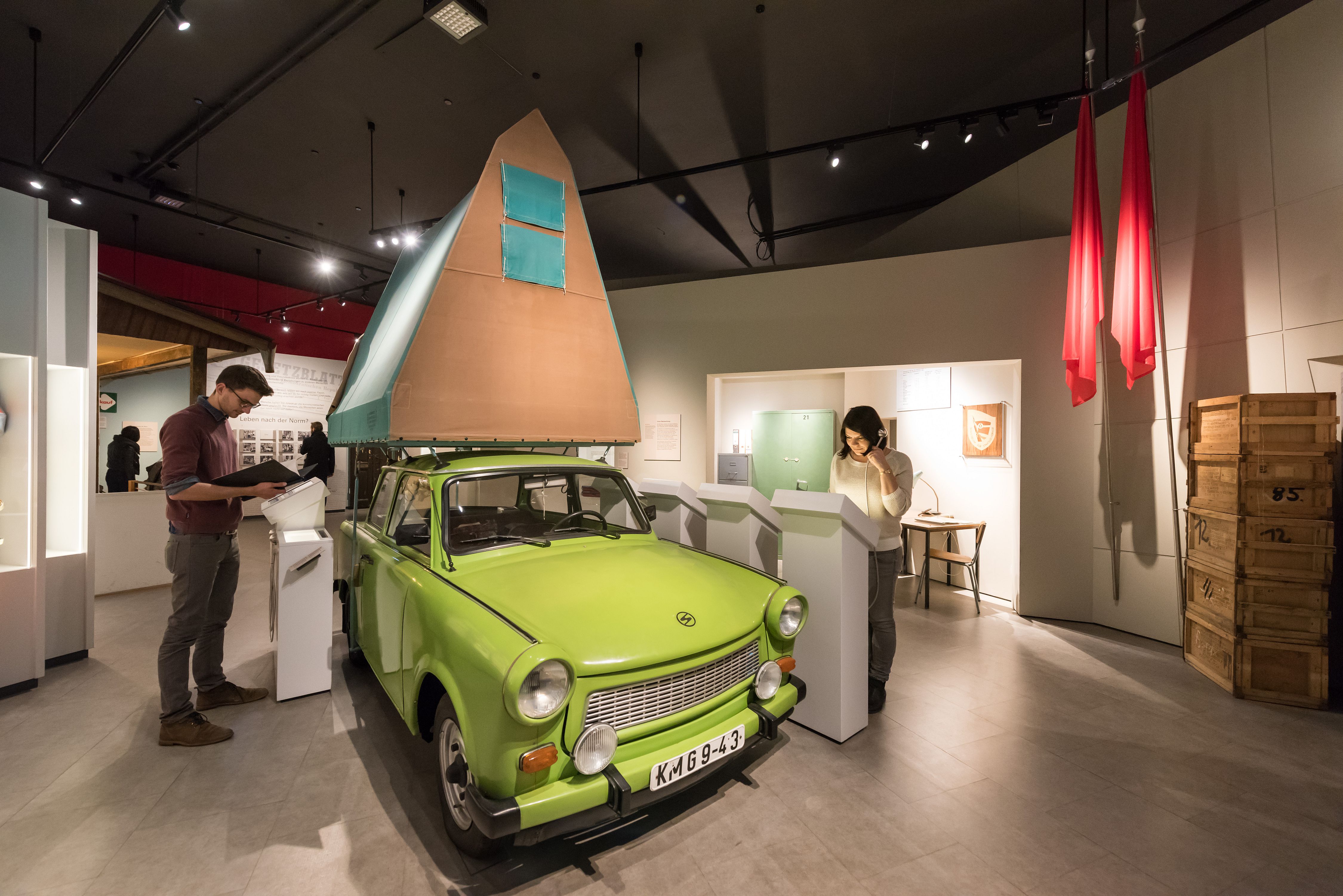 Das Trabi-Zelt von Gerhard Müller gehört zur Dauerausstellung im Haus der Geschichte in Leipzig. Foto: © Stiftung Haus der Geschichte/Christoph Petras