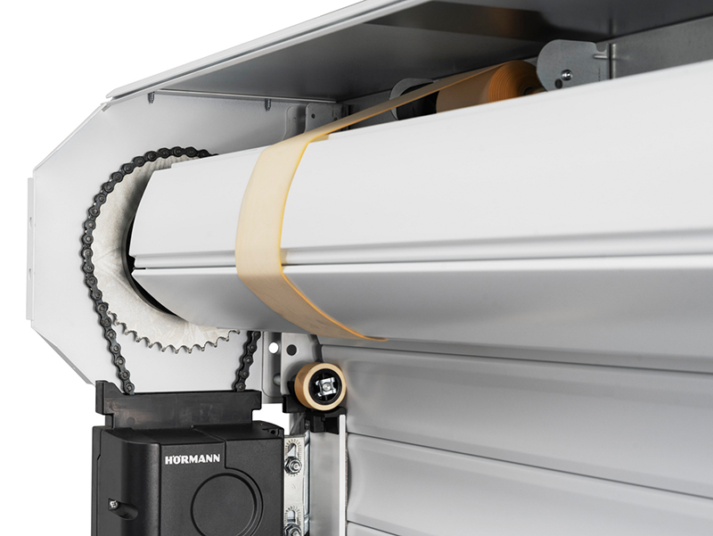 Die Wickeleinheit schützt den Torbehang von Rolltoren beim Schließvorgang. Foto: © Hörmann