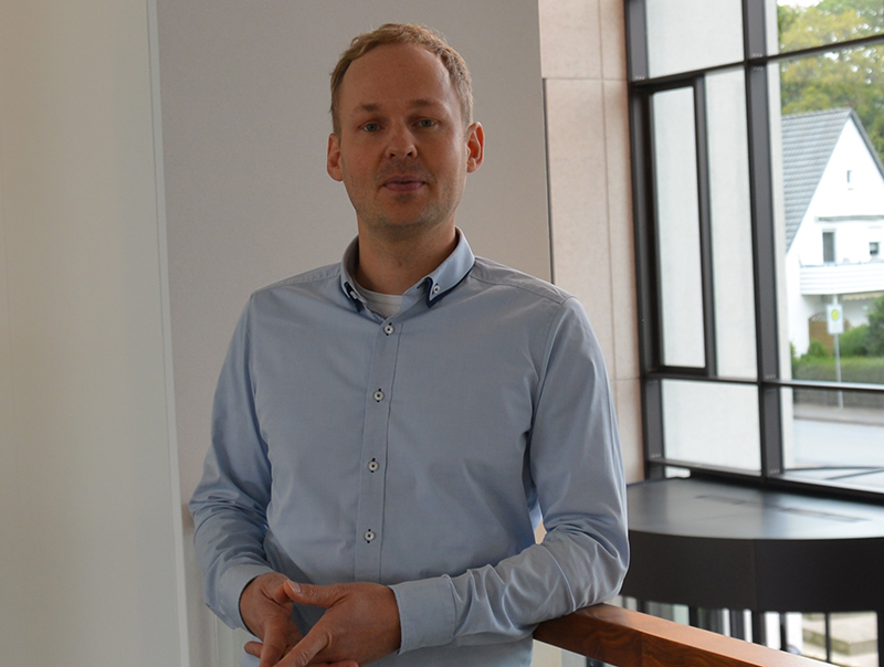 Robin Schwede, Produktexperte für Garagen-Rolltore, hat uns die Funktionsweise und Vorteile des Oberflächenschutzes erklärt. Foto: © Hörmann