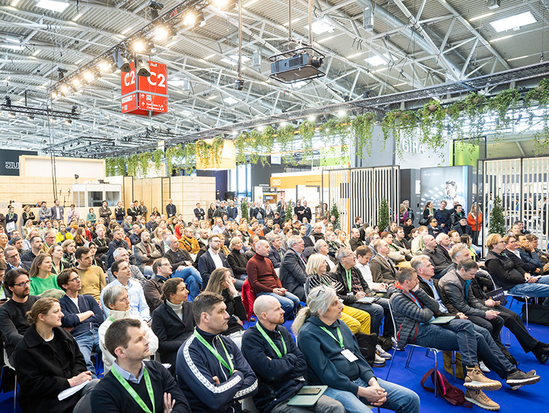 Die Leitthemen der BAU 2023 Herausforderung Klimawandel, Digitale Transformation, Zukunft des Wohnens, Ressourcen + Recycling und Modulares, serielles, vorgefertigtes Bauen zogen sich auch durch das Begleitprogramm der internationalen Baufachmesse. Foto: © Messe München GmbH / Thomas Plettenberg