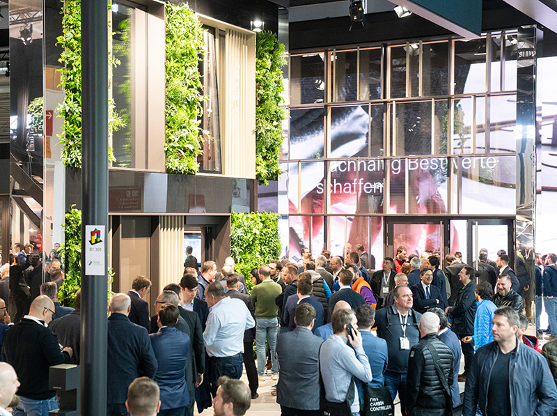 Das Bild auf den Messeständen war nicht einheitlich. Fast immer voll war es auf dem Stand des Bielefelder Systemgebers Schüco International KG. Foto: © Messe München GmbH / Markus Brönner