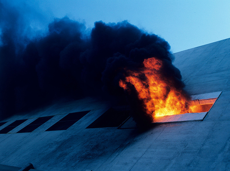 Da immer dichter, kompakter und höher gebaut wird, rückt der Brandschutz in den Mittelpunkt. Schnell können im Fensterbereich Brände vom Inneren auf die Gebäudehülle übergreifen. Foto: © Kim Steele/Getty Images Foto