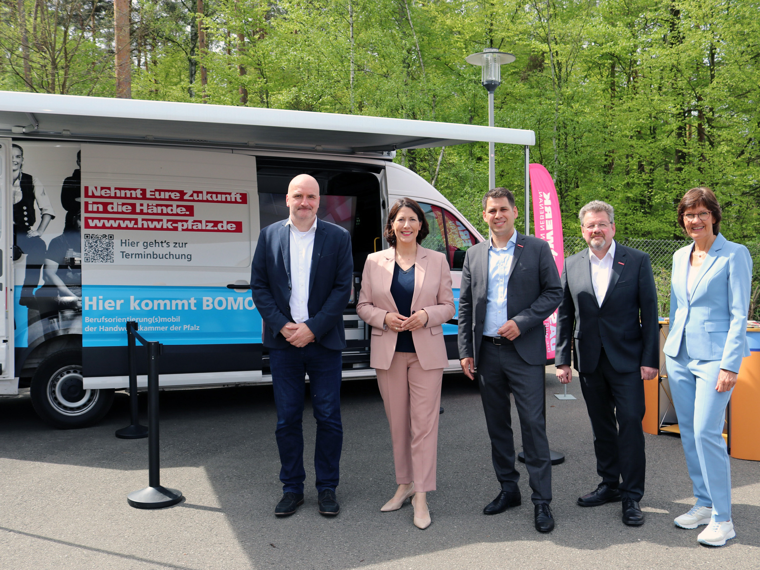 Die rheinland-pfälzische Wirtschaftsministerin Daniela Schmitt (2.v.l.) hat das Bomo persönlich eingeweiht. Foto: © HWK der Pfalz