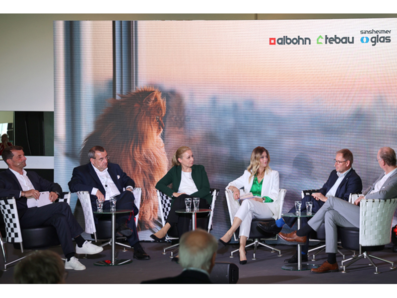 Podiumsdiskussion zur Nachhaltigkeit in der Baubranche (v. l.): Carsten Schäfer, Matthias König, Dr. Christine Lemaitre, Maxi Sarwas, Frank Lange und Sven Plöger. Foto: © Alfred Bohn GmbH & Co. KG