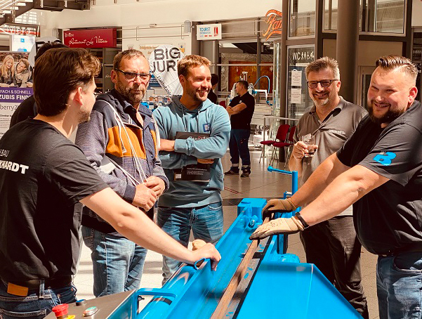 Nicht nur Software wird präsentiert, sondern auch Maschinen und Geräte, die Metallbauer bei ihrer Arbeit unterstützen. Foto: © Metall-markt.net