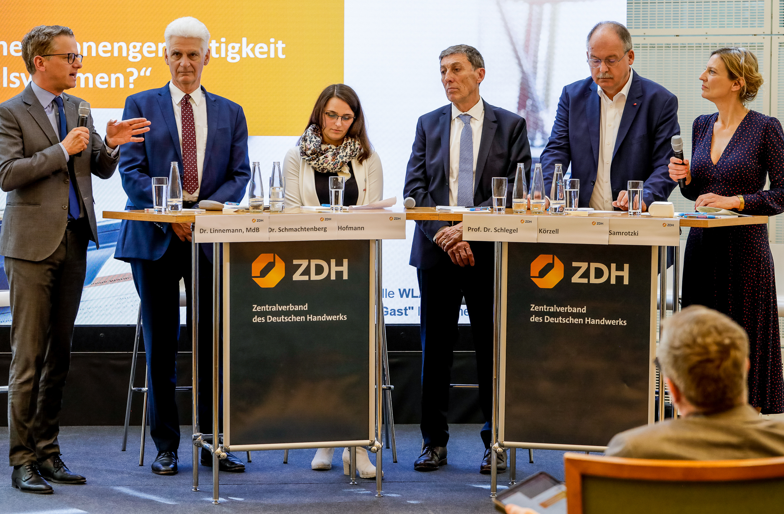 Carsten Linnemann, Rolf Schmachtenberg, Sara Hofmann, Rainer Schlegel, Stefan Körzell mit Moderatorin Tanja Samrotzki (v. l.) bei der Podiumsdiskussion. Foto: © ZDH / Peter Lorenz
