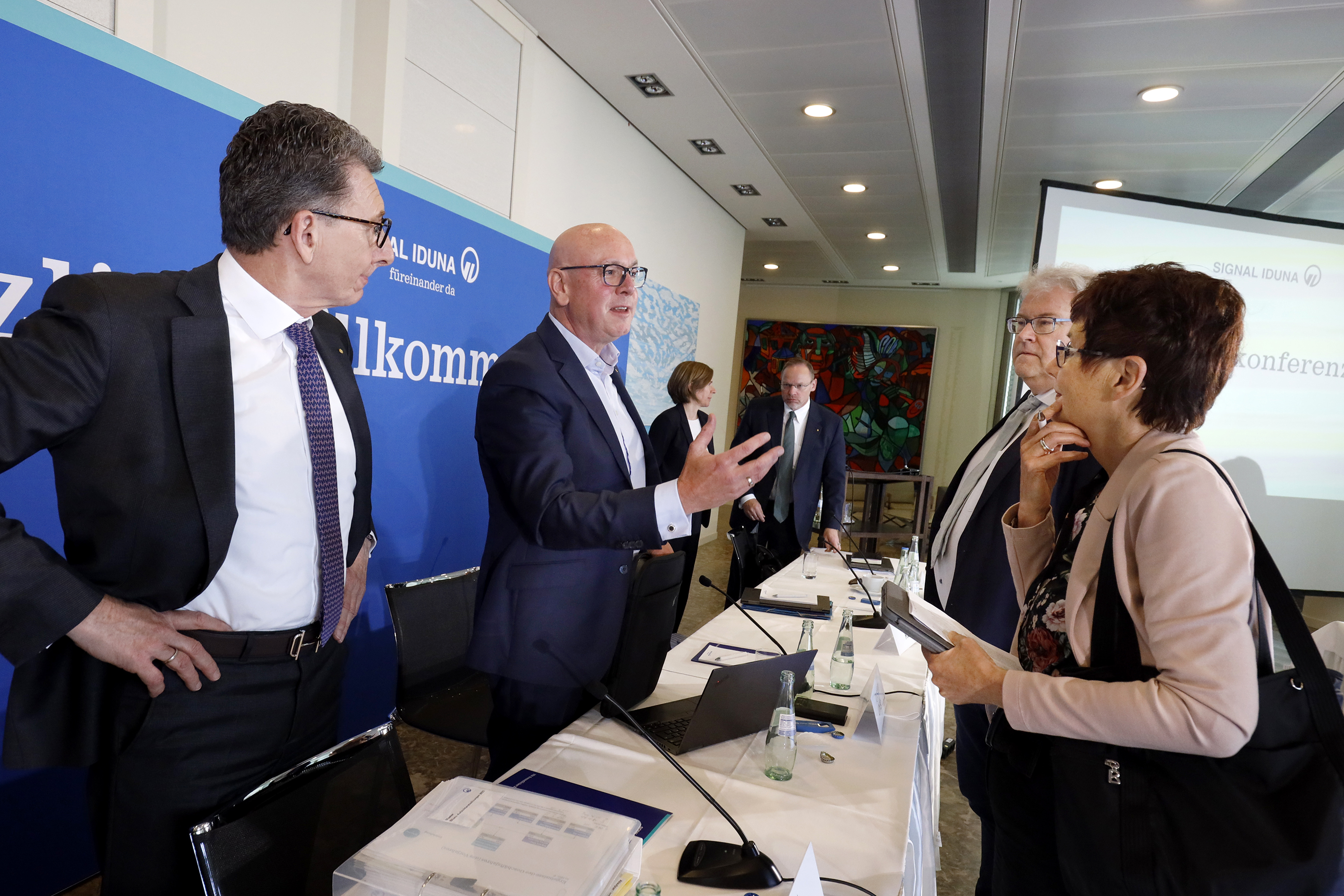 Im Gespräch (von links): Vorstandsvorsitzender Ulrich Leitermann, Marketing-Vorstand Torsten Uhlig, Stefan Buhren (Deutsches Handwerksblatt) und Irmke Frömling (Norddeutsches Handwerk). Foto: © Fotodesign Barajas