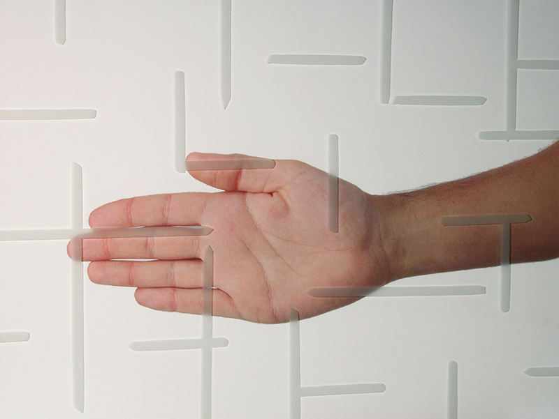 Für einen hochwirksamen Vogelschutz darf die Lücke zwischen den Bedruckungen nicht größer sein als eine Handfläche. Mit Ortho hat Glas Trösch ein entsprechendes Motiv für Silverstar Birdprotect entwickelt, das mittels einer matten Keramikfarbe auf das Glas gedruckt wird. Foto: © Glas Trösch