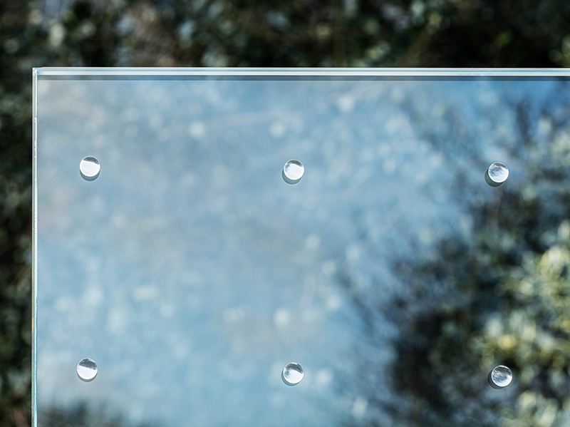 Außenansicht Birdprotect Saflex FlySafe: Die reflektierenden, dreidimensionalen Pailletten verhindern Vogelschlag, ohne die Sicht zu beeinträchtigen. Foto: © Eastman