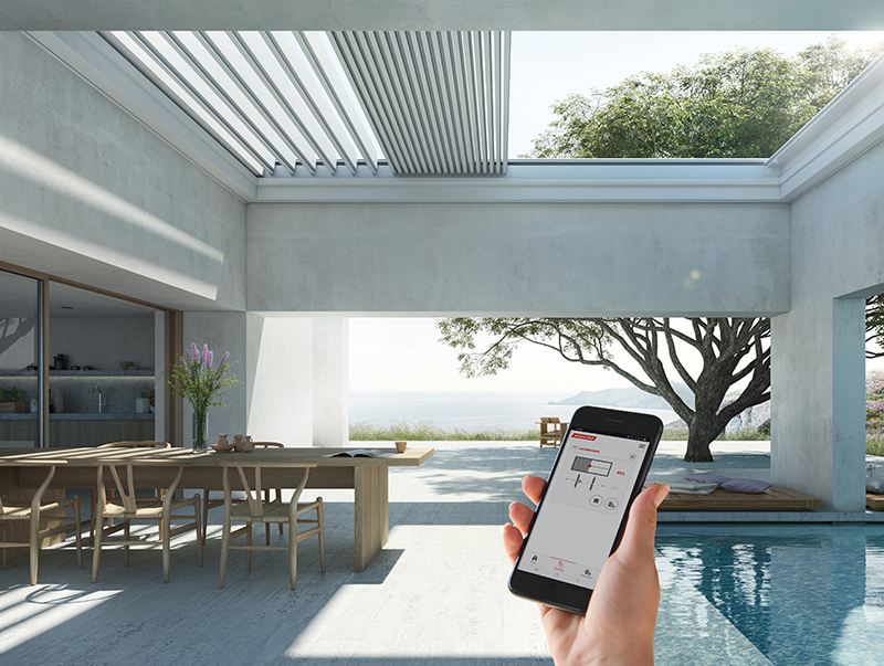 Komfortabel lassen sich die Lamellen via Smartphone oder Tablet steuern. Foto: © Warema