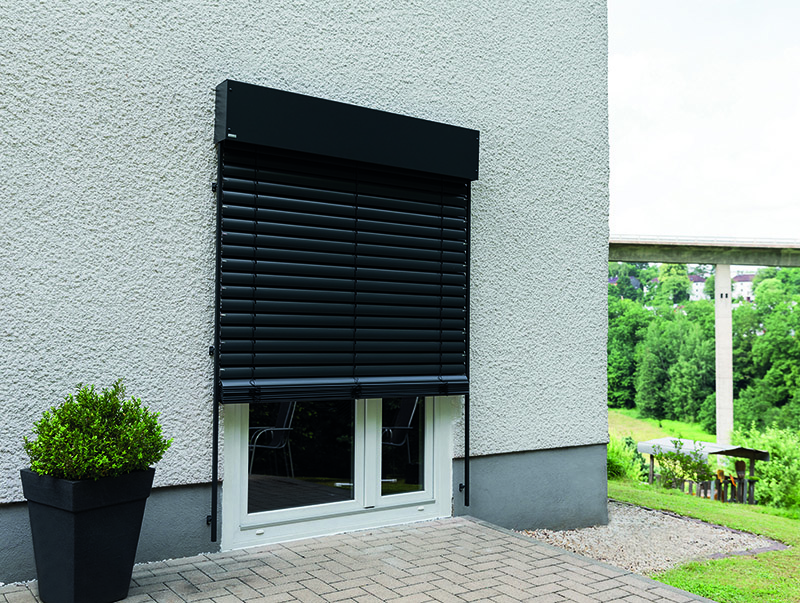Die Lösung ist in verschiedenen Maßen für Türen und Fenster erhältlich. Foto: © Schellenberg Professional