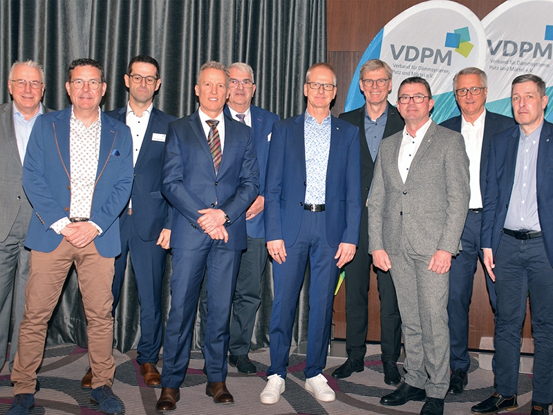 Der Vorstand des VDPM wurde einstimmig im Amt bestätigt (v.l.): Peter Sarantis, Christian Poprawa, Karl Minichmair, Dr. Markus Pfeuffer, Thomas Utermöller, Matthias Brox, Heiner Röhr, Jens Schmidt, Christoph Dorn und Thomas Mothes (Auf dem Bild fehlt Olaf Wolf). Foto: © VDPM