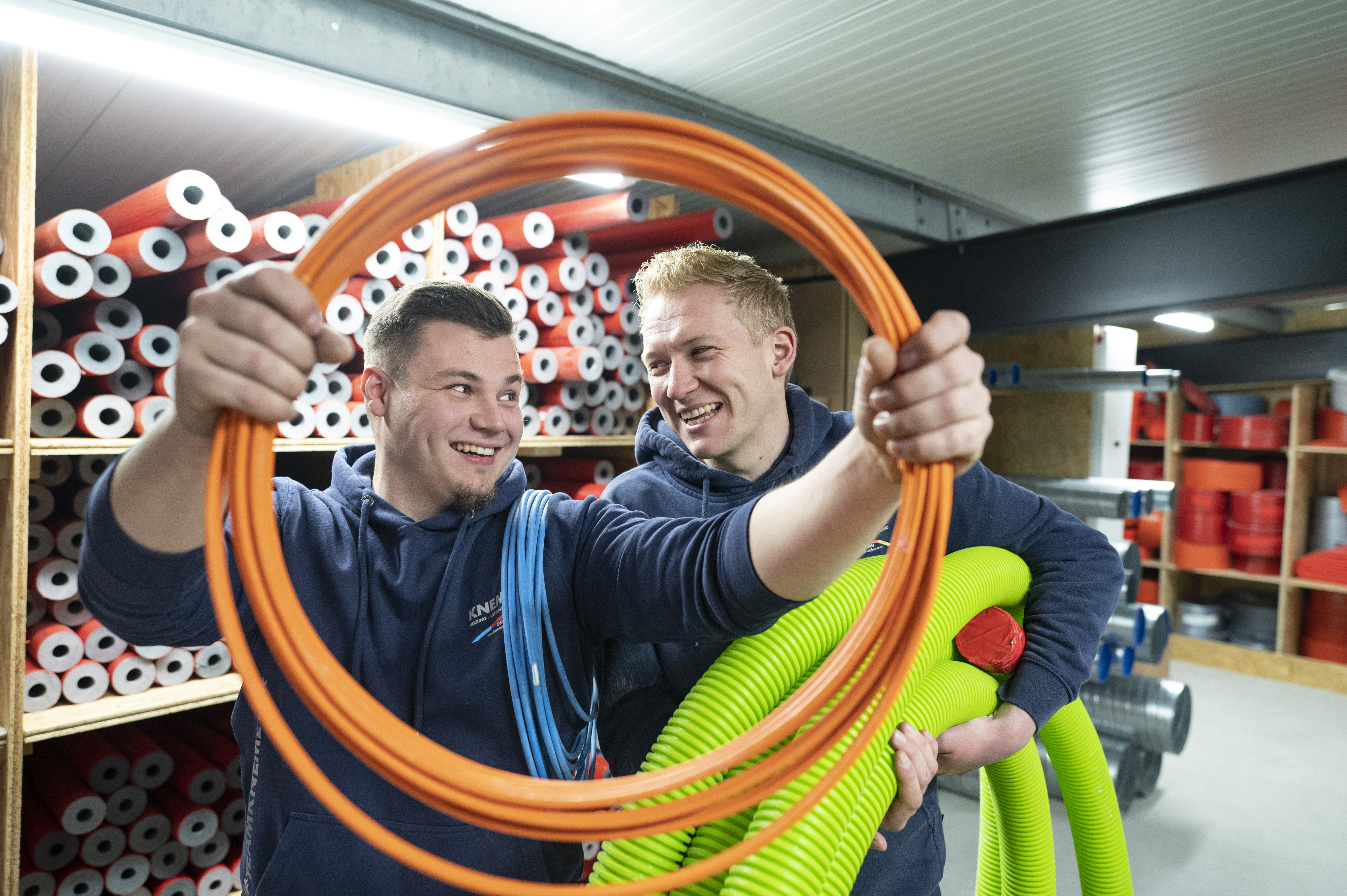 Gute Laune bei der Arbeit ist Lukas Knemeyer (r.) und Jan Ritter (l.) wichtig. Foto: © Andreas Buck