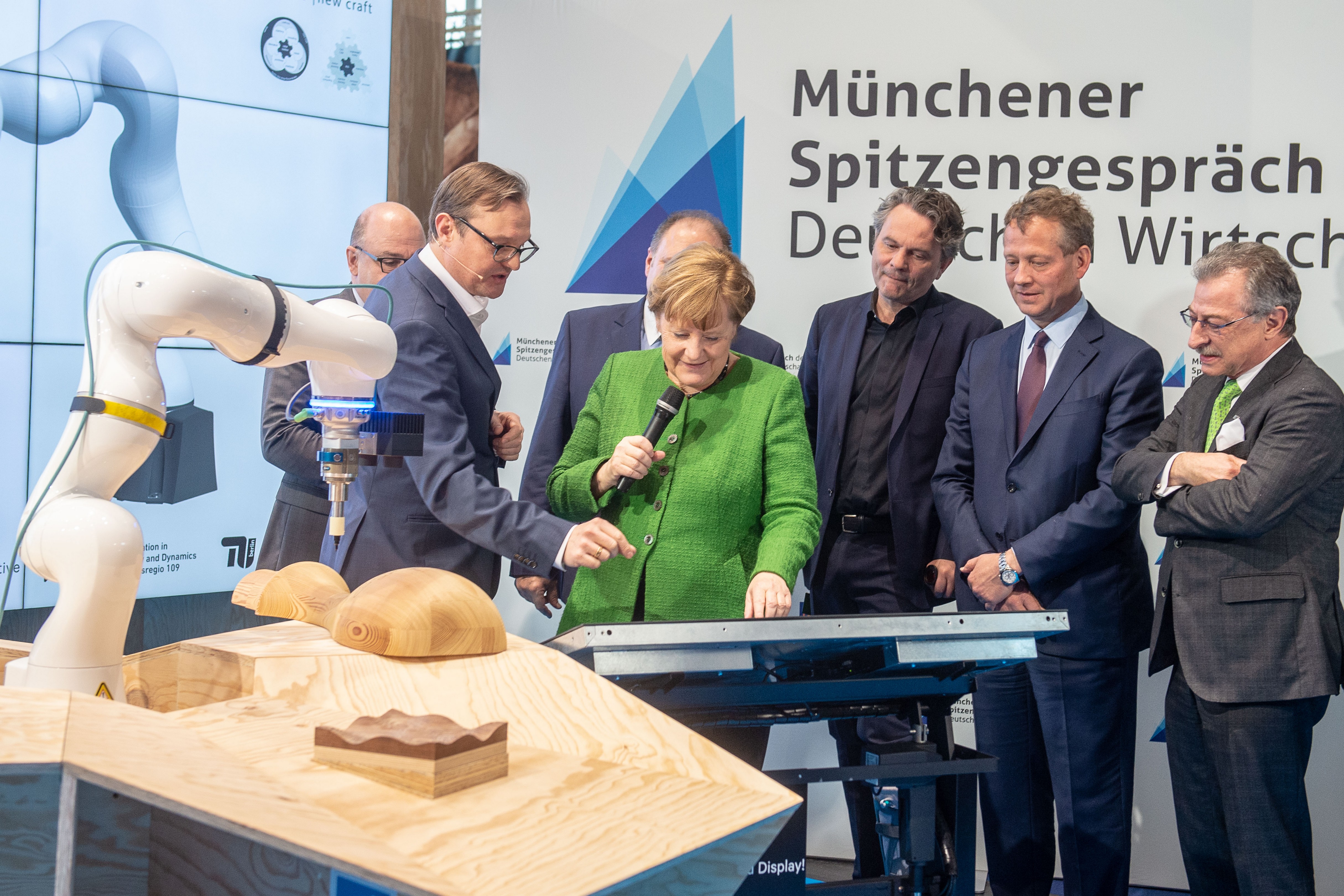 Auf der Internationalen Handwerksmesse 2019 machte Bundeskanzlerin Angela Merkel auch Station am Stand des Berliner Modellbaubetriebs werk5. Geschäftsführer Gunnar Bloss demonstrierte ihr, wie man den Roboter per Touchscreen steuern kann. Foto: © GHM