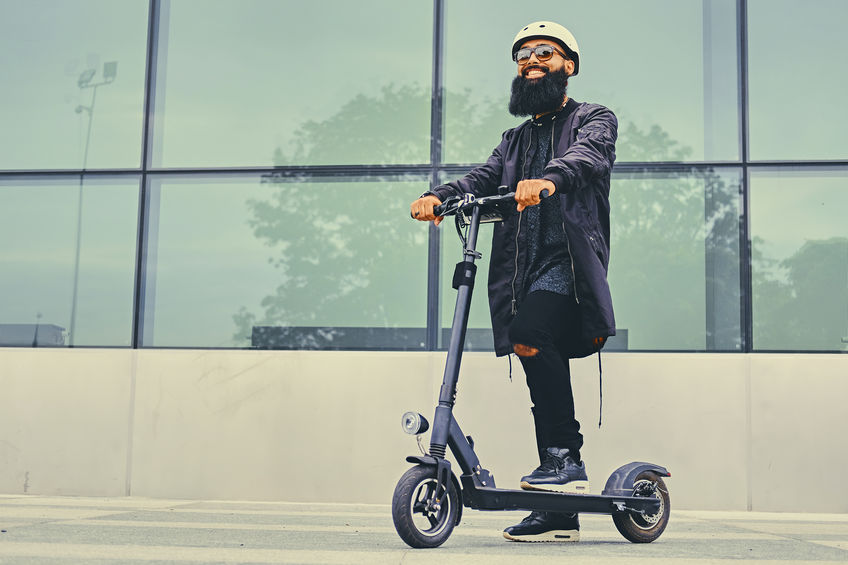 So ist es besser: Ein Helm kann beim E-Scooter-Fahren vor schwerwiegenden Verletzungen schützen. Foto: © Andrew Poplavsky/123RF.com