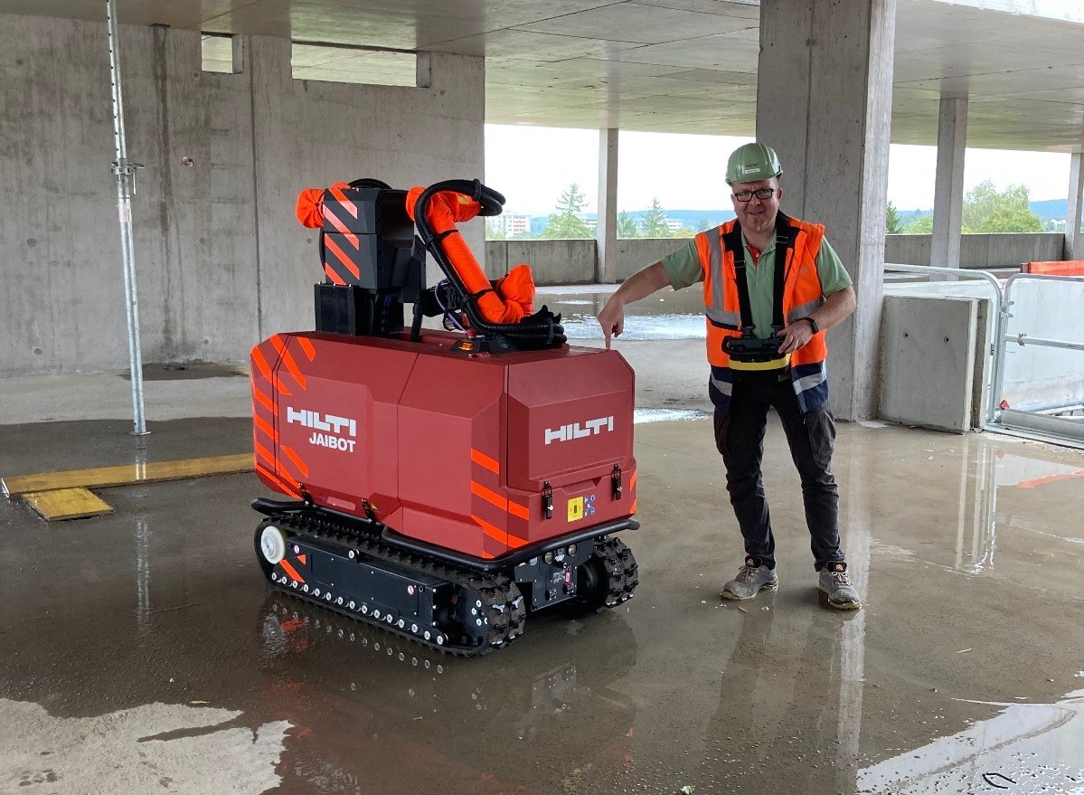 Markus Voigt von der Geiger Schlüsselfertigbau GmbH & Co. KG mit dem Jaibot im Einsatz in Reutlingen. Foto: © Geiger