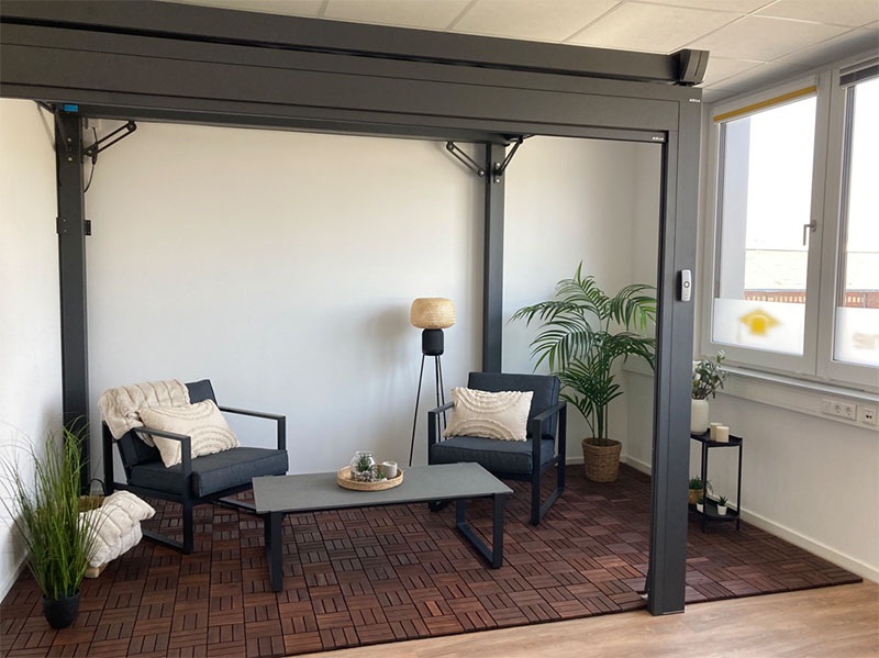 Die Produkte des Herstellers sind vor Ort unter anderem in eine Outdoorlösung integriert. Foto: © Somfy