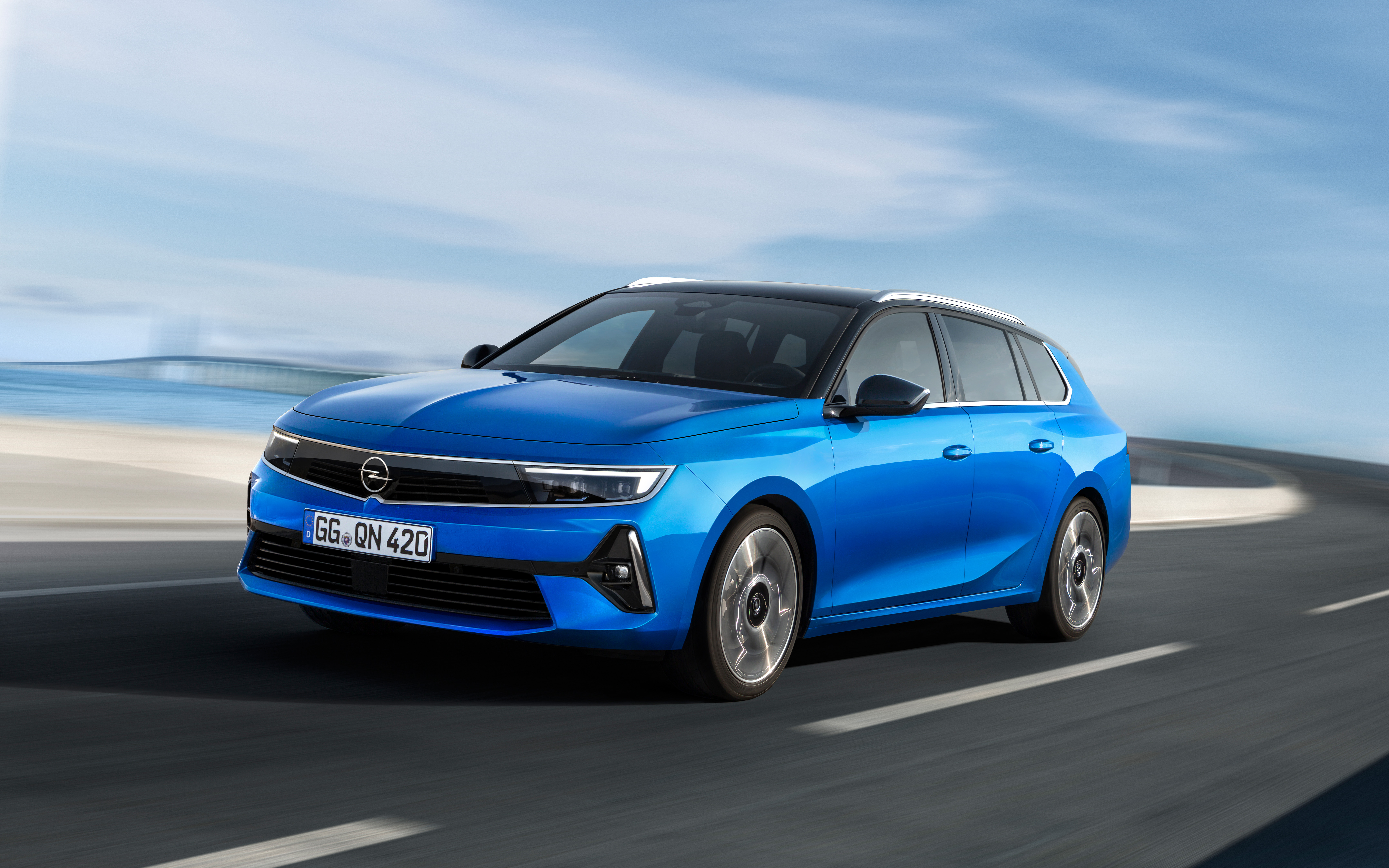 Der Opel fährt sich handlich, die Matrix-Scheinwerfer sind klasse. Foto: © Opel