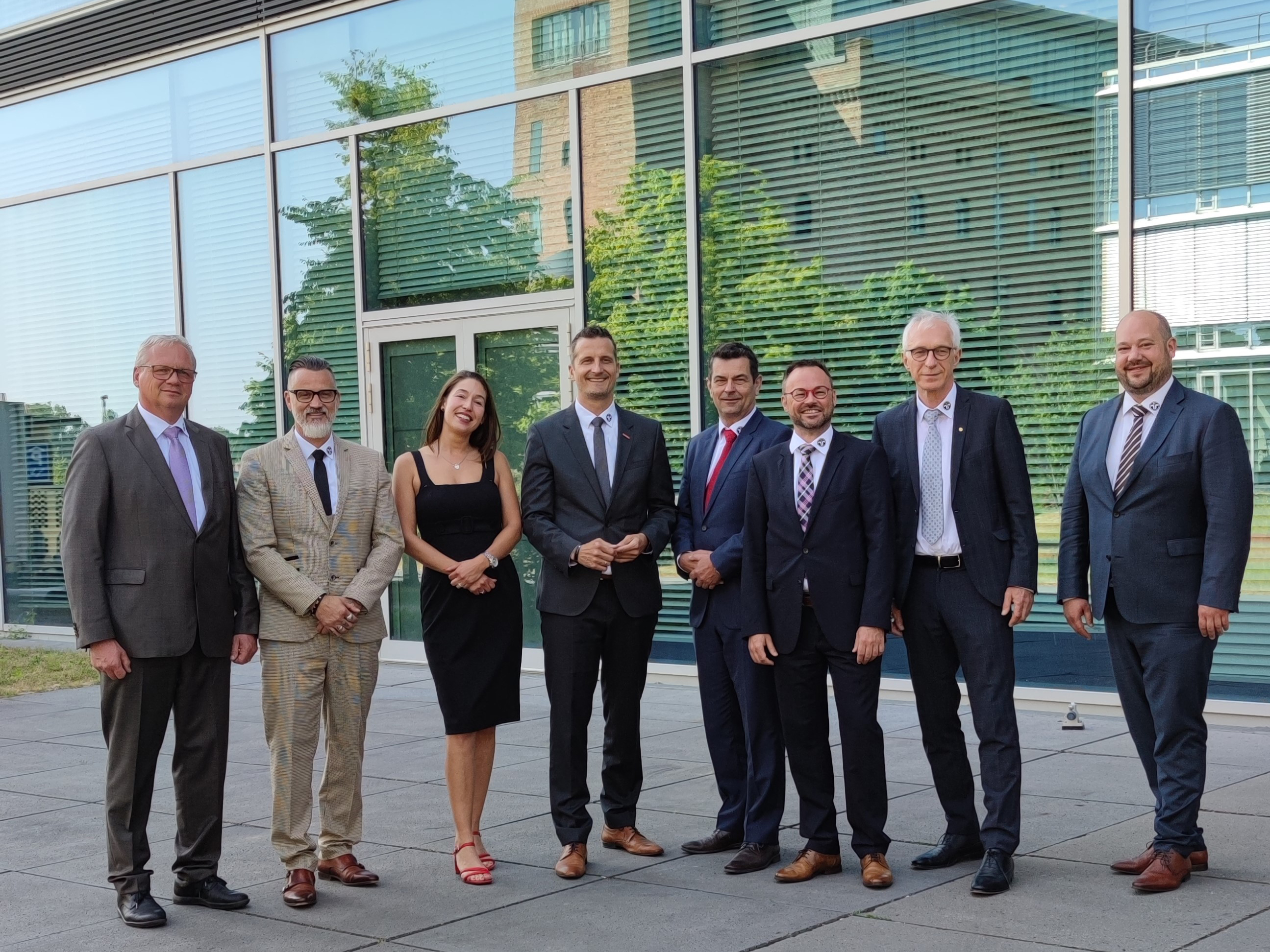 Der Vorstand: Alexis Gula (Präsident), Andreas Peeters (Vizepräsident; Vorstand Finanzen), Markus Burger (Technik), Dr. Julian Schwark (Energie), Udo Voigt (Berufsbildung) und Julia Bothur (Presse & Öffentlichkeitsarbeit). Foto: © Bundesverband des Schornsteinfegerhandwerks