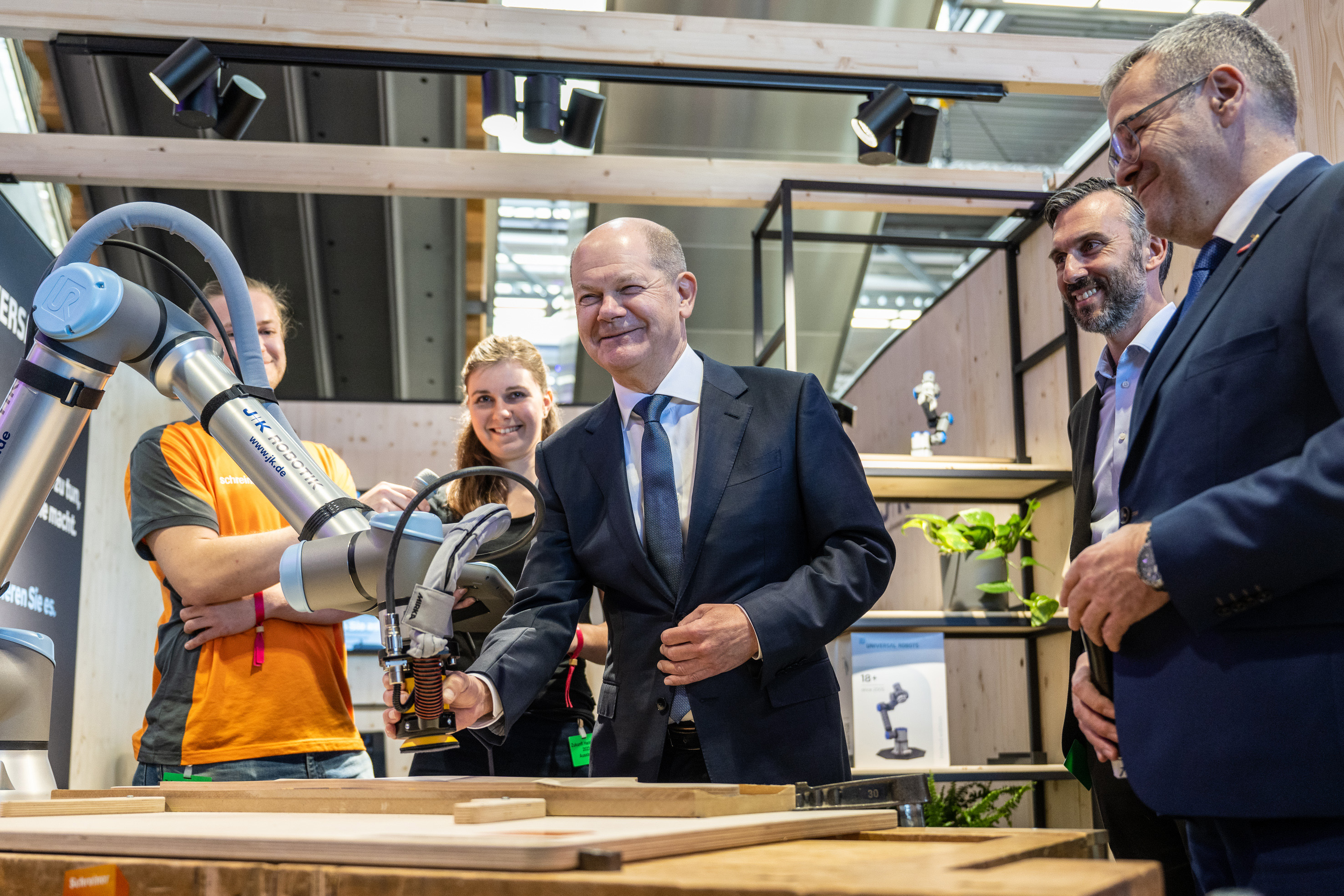 Olaf Scholz machte sich auf der Zukunft Handwerk ein Bild von den Einsatzmöglichkeiten sogenannter Cobots im Tischlerhandwerk. 