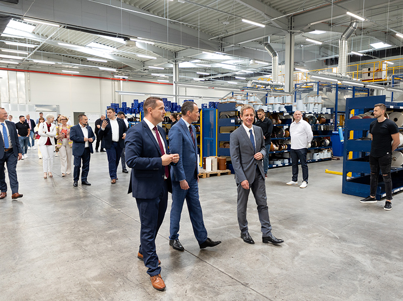 Beim Rundgang führt Josip Klasic, Geschäftsführer Deceuninck Kroatien den belgischen Botschafter Nicolaas Buyck sowie Bruno Humblet (v.l.n.r.) durch die neue und innovative Geschäfts- und Produktionsstätte von Deceuninck in Kroatien. Foto: © Deceuninck