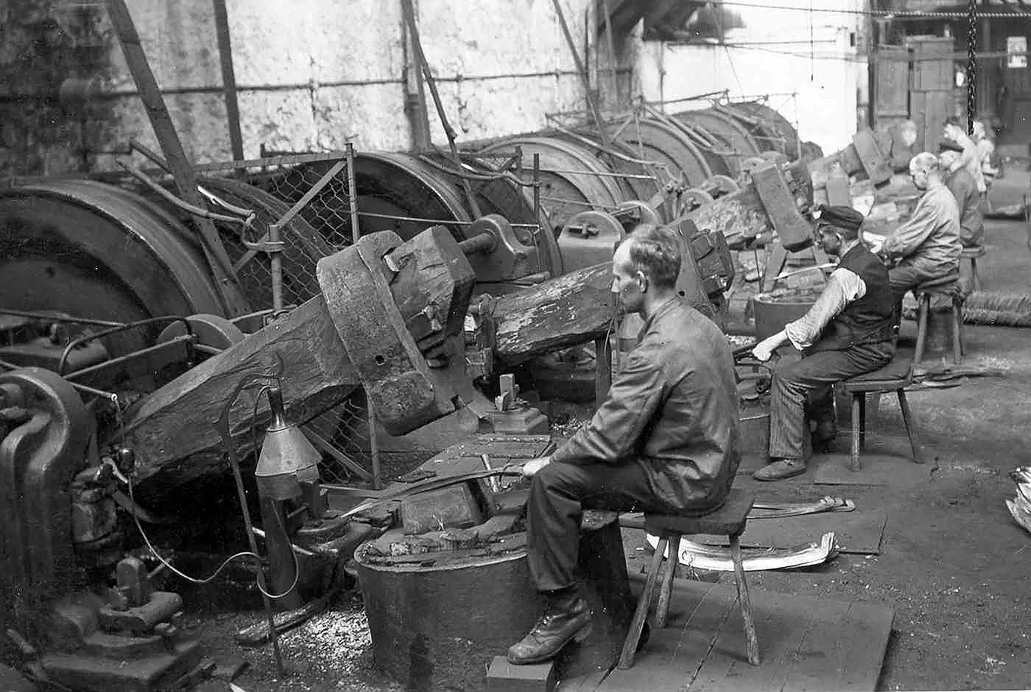 Die Arbeit an den Schmiedehämmern im 19. Jahrhundert. Foto: © Sensenhammer