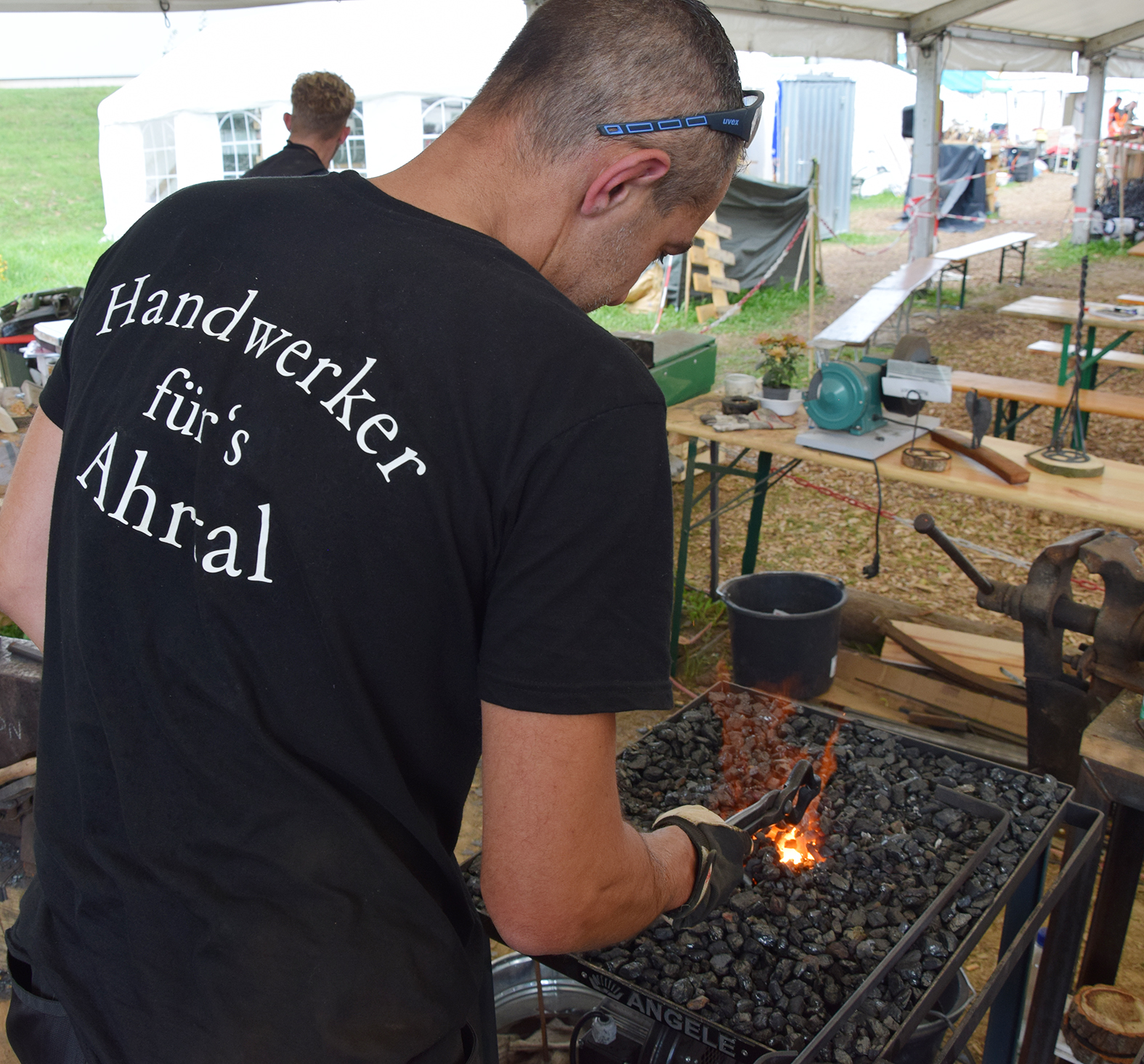 Handwerker fürs Ahrtal: Nach der Katastrophe kam eine überwältigende Unterstützung der Betroffenen in den Katastrophengebieten von allen Seiten. Foto: © Jörg Diester