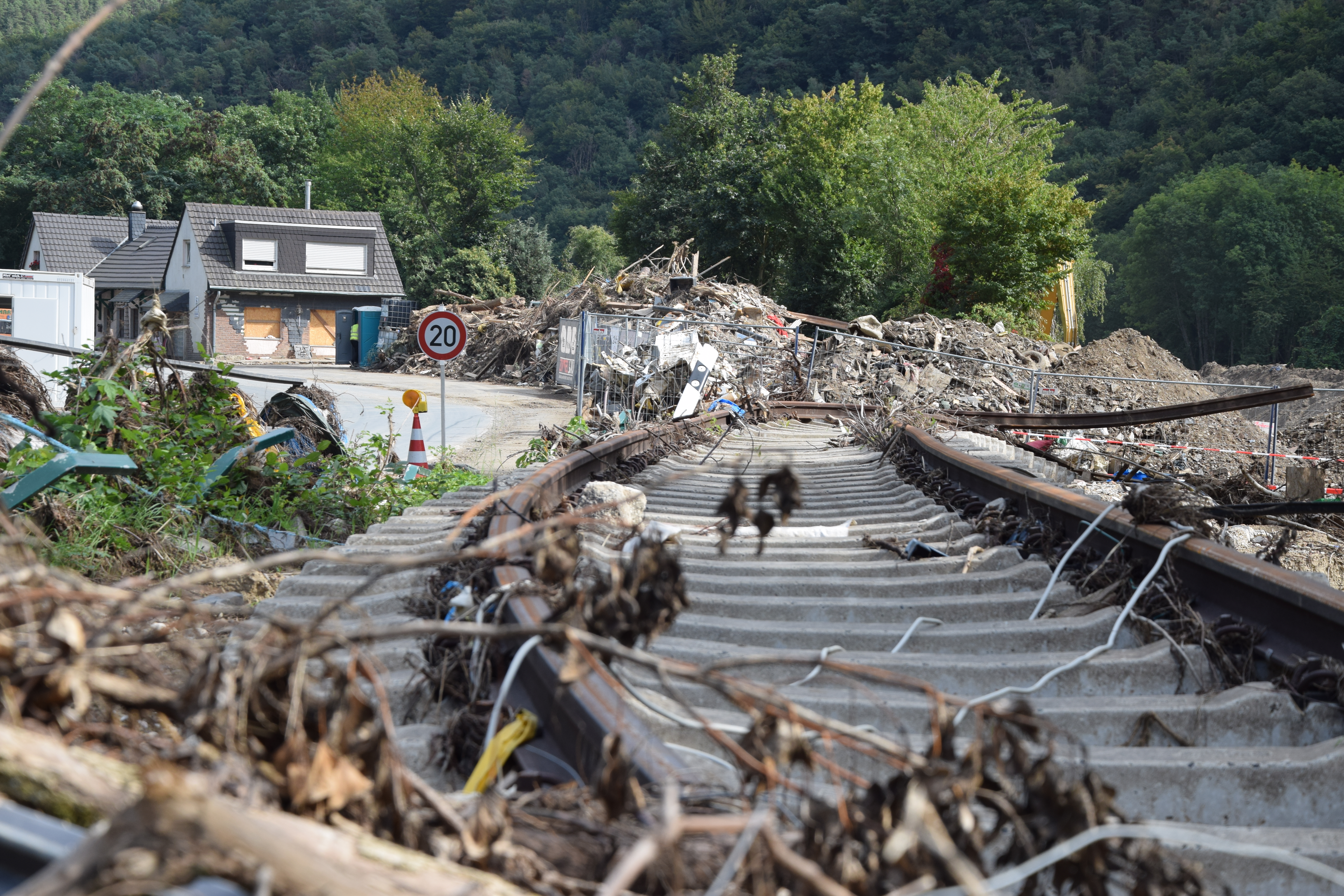 Häuser und Betriebe verwandelten sich in Schutt und Staub, Straßen und Schienen waren unbenutzbar Foto: © Jörg Diester