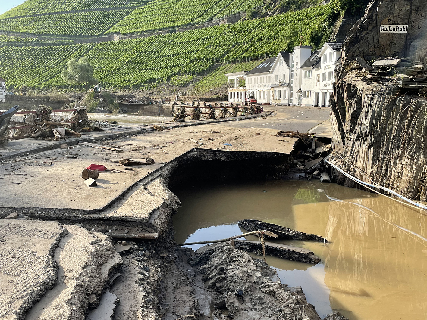 Unterspülte Straßen, Hotel »Zum Sänger« Foto: © Jörg Diester