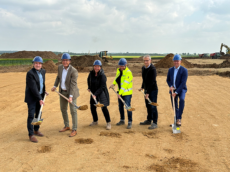 Der Spatenstich zum neuen Hörmann Standort in Zülpich bei Köln fand unter Beisein des Beigeordneten und Wirtschaftsförderers Ottmar Voigt, des Zülpicher Bürgermeisters Ulf Hürtgen, der Hörmann Bauprojektmanagerin Anke Heidemann, der Planer und Architekten Stephan Meyer und Hans-Heinrich Möller vom Büro Wannenmacher + Möller GmbH und des Hörmann Niederlassungsleiters Bernd Klein (v.l.n.r.) statt. Die Fertigstellung der Niederlassung ist für Juni 2024 geplant. Foto: © Hörmann