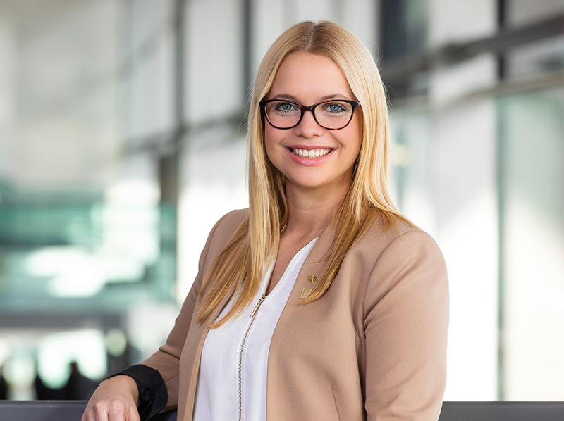 Vanessa Kunz ist die verantwortliche Kommunikationsleiterin der Weltleitmesse für Rollladen, Tore und Sonnenschutz. Foto: © Messe Stuttgart