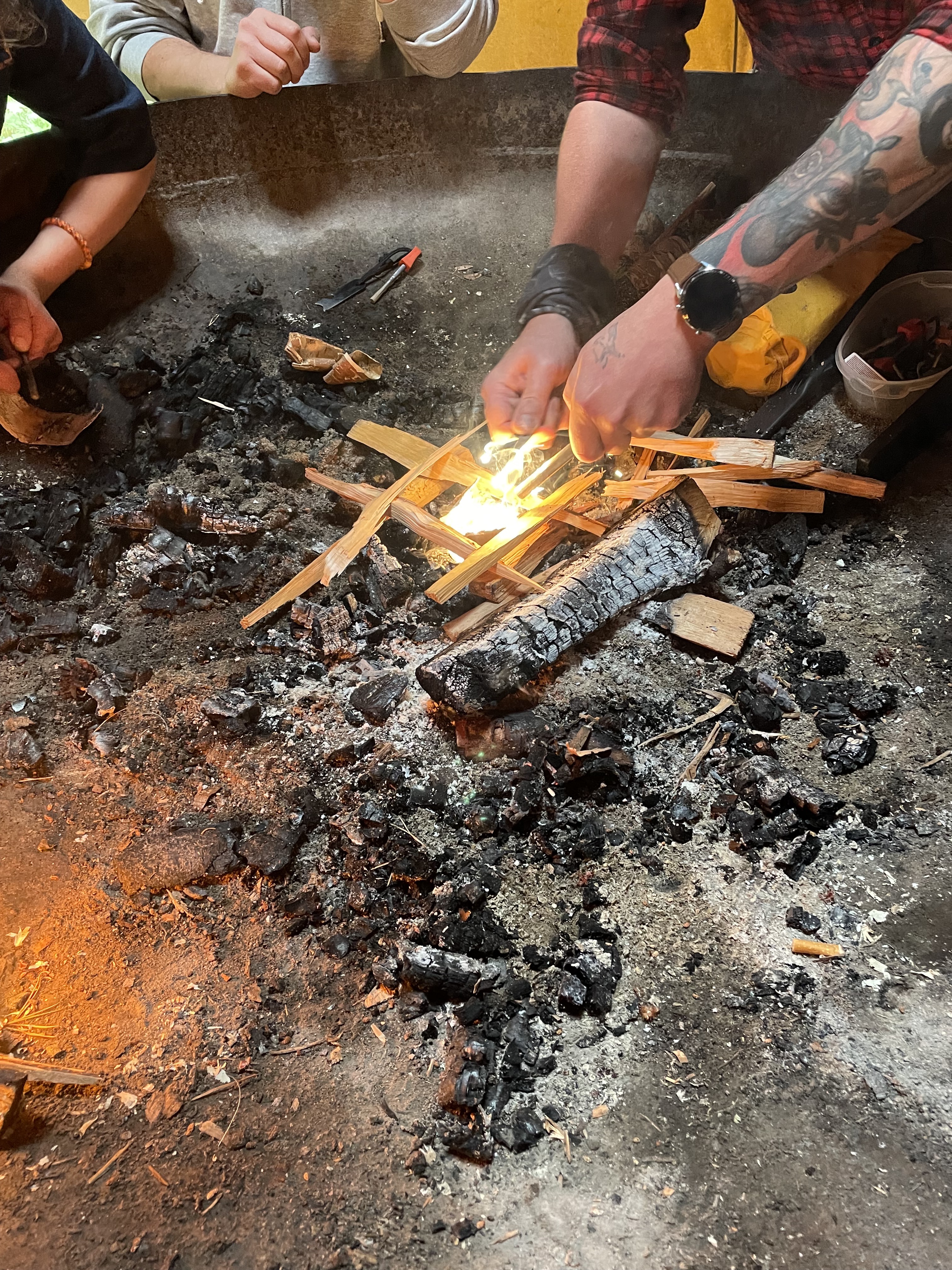 Mit einem Feuerstahl gilt es, Späne zu entfachen. Foto: © Stefan Buhren