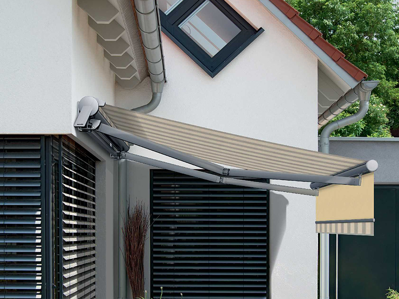 Viele Fensterflächen bedeuten auch viel Sonneneinstrahlung. Um eine Aufheizung des Gebäudes im Sommer zu verhindern, empfehlen Fachleute Sonnenschutzanlagen, zum Beispiel Raffstoren oder Markisen. Foto: © Warema