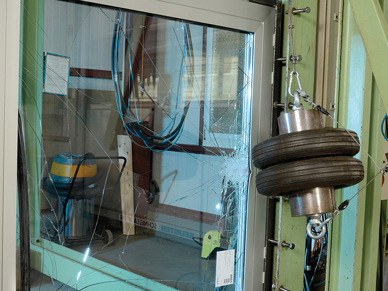 Die Norm stellt hohe Anforderungen an einbruchhemmende Bauelemente. Zum Prüf-Prozedere gehört zum Beispiel ein Pendelschlagversuch mit einem Zwillingsreifen. Foto: © FVSB