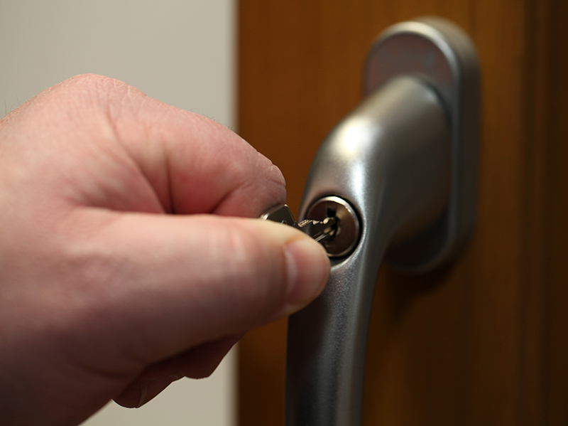 Ein Klassiker beim Einbruchschutz: der abschließbare Fenstergriff. Foto: © Polizeiliche Kriminalprävention