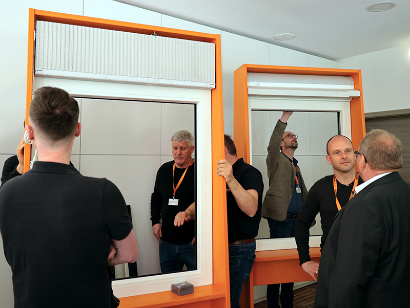 Reger Austausch der Besucherinnen und Besucher am Produkt: Beim Aufbau des AK-Variant EPS wurden die vielen Vorzüge auch bei der einfachen, schnellen und sauberen Montage sichtbar. Foto: © Folgner