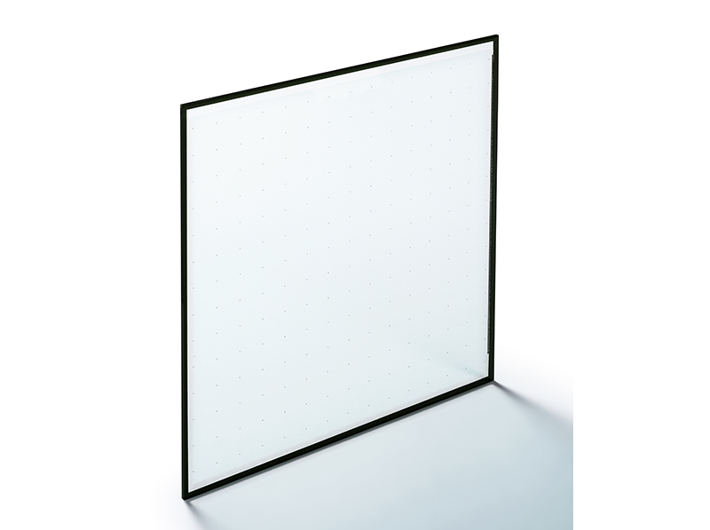 Das Vakuum-Isolierglas Fineo kommt ohne Dichtungen und Evakuierungsöffnung aus. Die winzig kleinen und nahezu transparenten Pillars, die die beiden Scheiben der VIG-Einheit auf Abstand halten, sind für den Betrachter bei genauem Hinsehen erst aus einer Entfernung von etwa einer Armlänge zu erkennen und werden im normalen Nutzungsalltag nicht wahrgenommen. Foto: © AGC Glass Europe