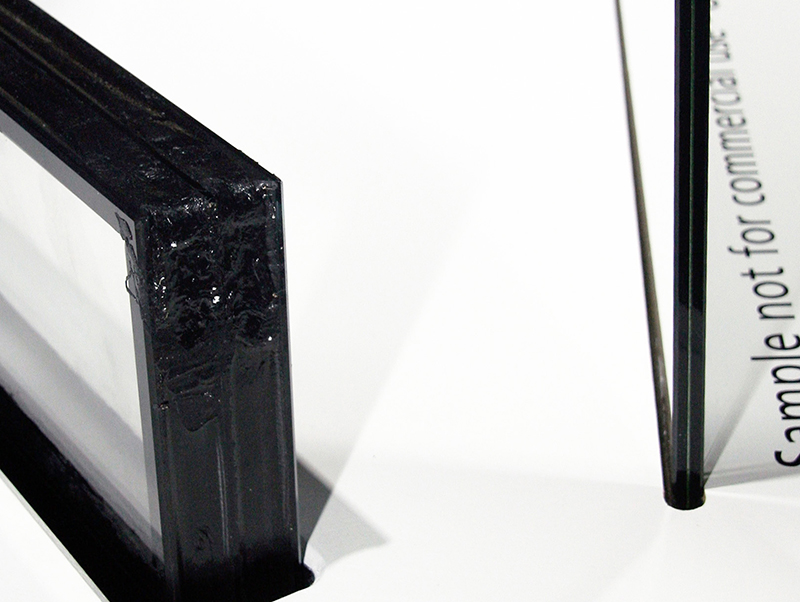 Der direkte Vergleich zwischen dem neuen Vakuum-Isolierglas Fineo (re.) von AGC Glass Europe und einem konventionell aufgebauten Dreifach-Isolierglas mit ähnlicher Wärmedämmwirkung zeigt deutlich den erheblichen Dickenunterschied. Die beiden im Standardaufbau vier Millimeter dicken Scheiben von Fineo trennt ein 0,1 Millimeter dickes Vakuum. Foto: © Vössing