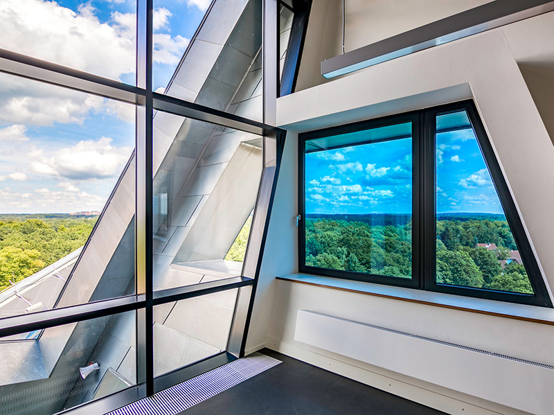 Schaltbares Glas reduziert die Sonneneinstrahlung, wahrt aber die Durchsicht. Foto: © EControl-Glas GmbH & Co. KG