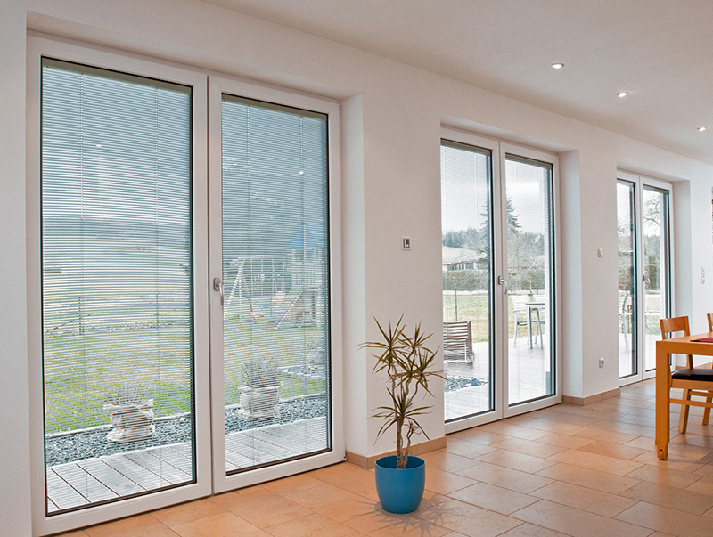 Jalousien im Scheibenzwischenraum sorgen für Sonnen- und Sichtschutz. Foto: © Sanco / Glas Trösch