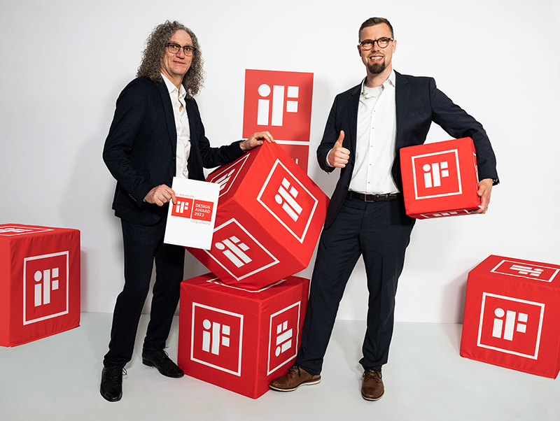 Sven Kröner (l.), Leiter der Abteilung Entwicklung und Konstruktion, und sein Stellvertreter Daniel Becks freuen sich über den iF Design Award. Foto: © Markilux